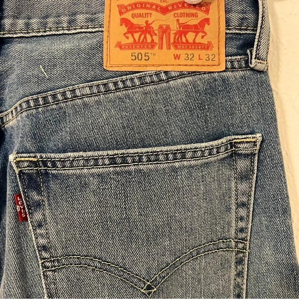 Levi's Men’s Denim Jeans - 505 Straight Leg - W32 L32 EUC Medium Wash Casual